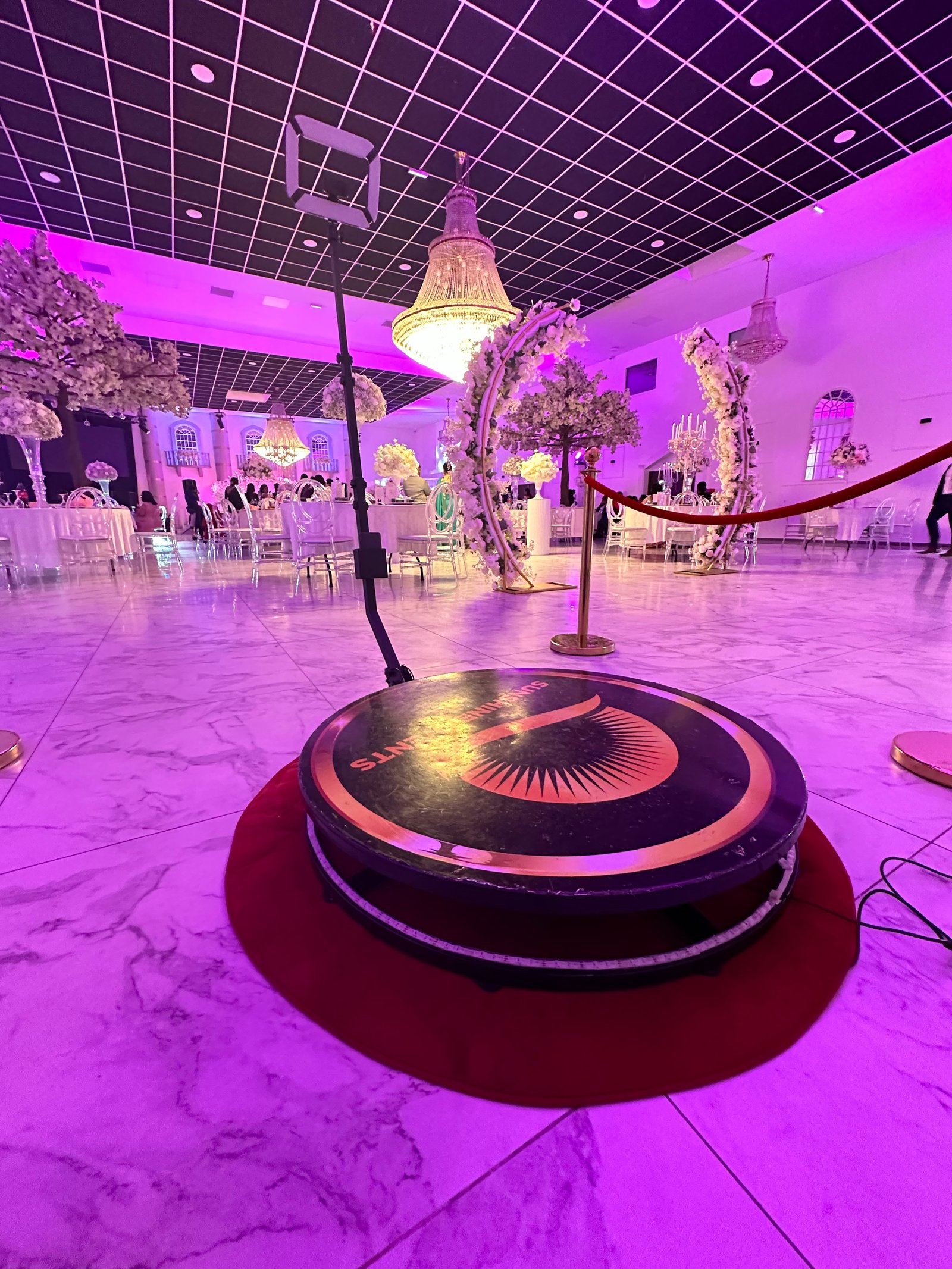 VideoBooth 360° — Sunshine Events, animation pour mariages, anniversaires et soirées d'entreprise en Île-de-France